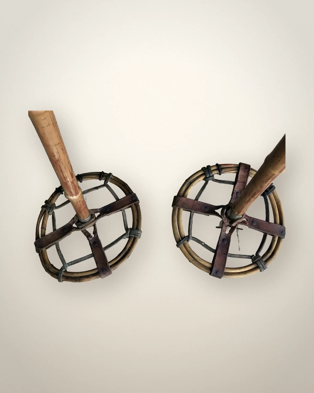 Bâtons de ski bambou et cuir, vue studio