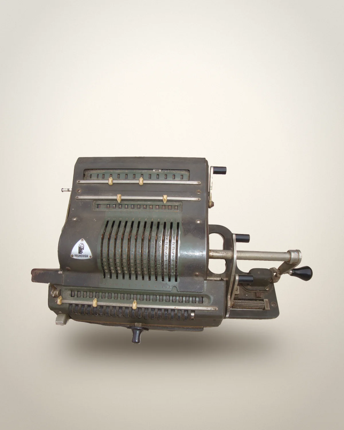 Machine à calculer Brunsviga, vue studio