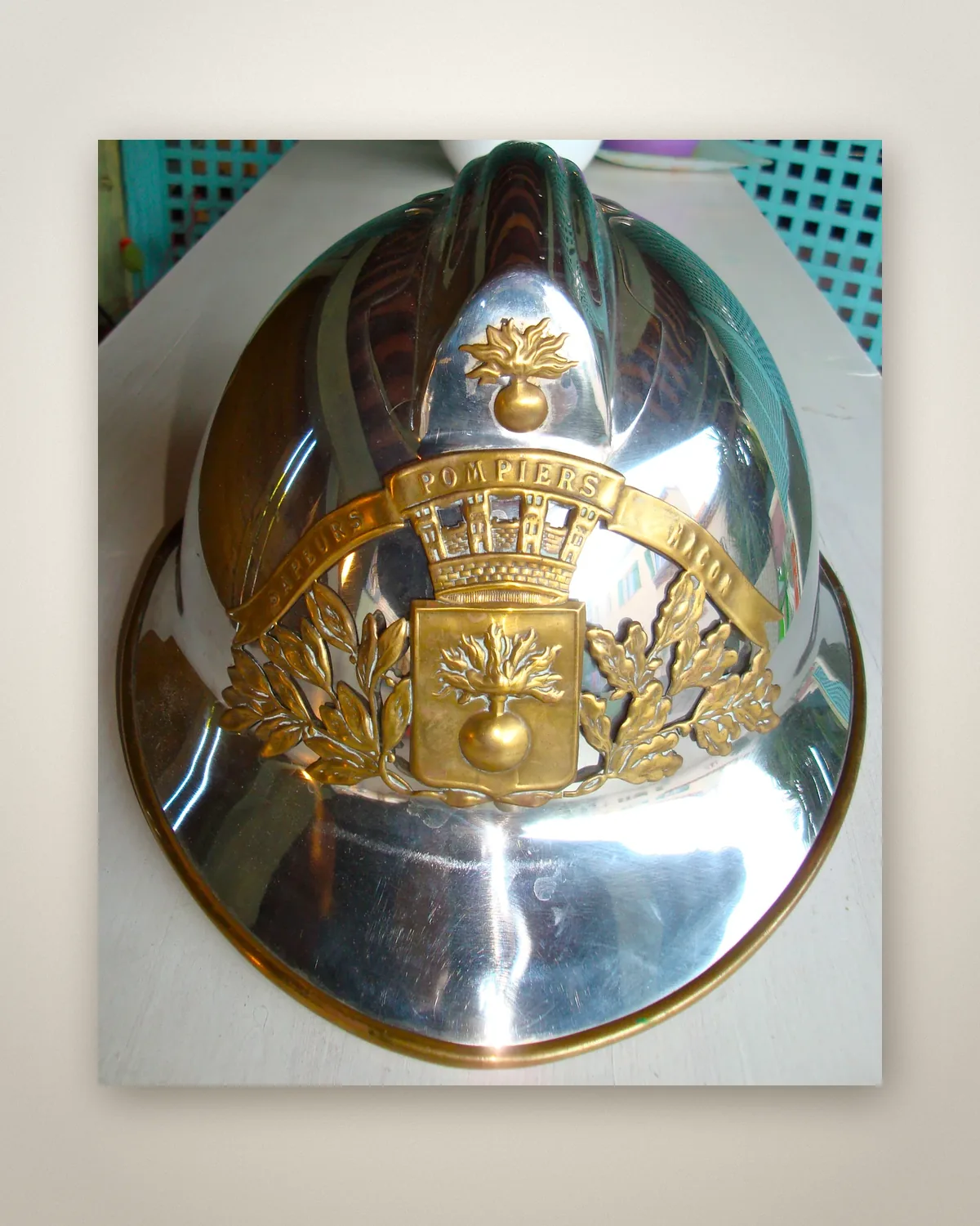 Casque de pompier de Mâcon, vue studio