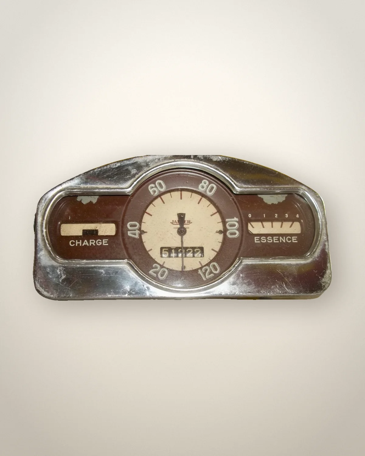 Compteur Renault 4CV, vue studio