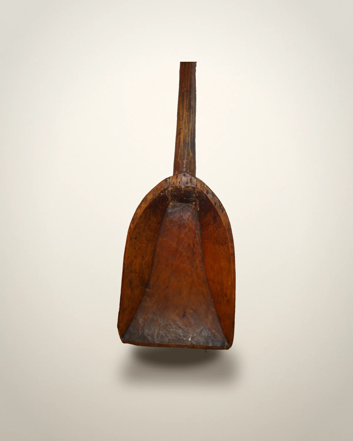 Pelle à grains en peuplier, vue studio
