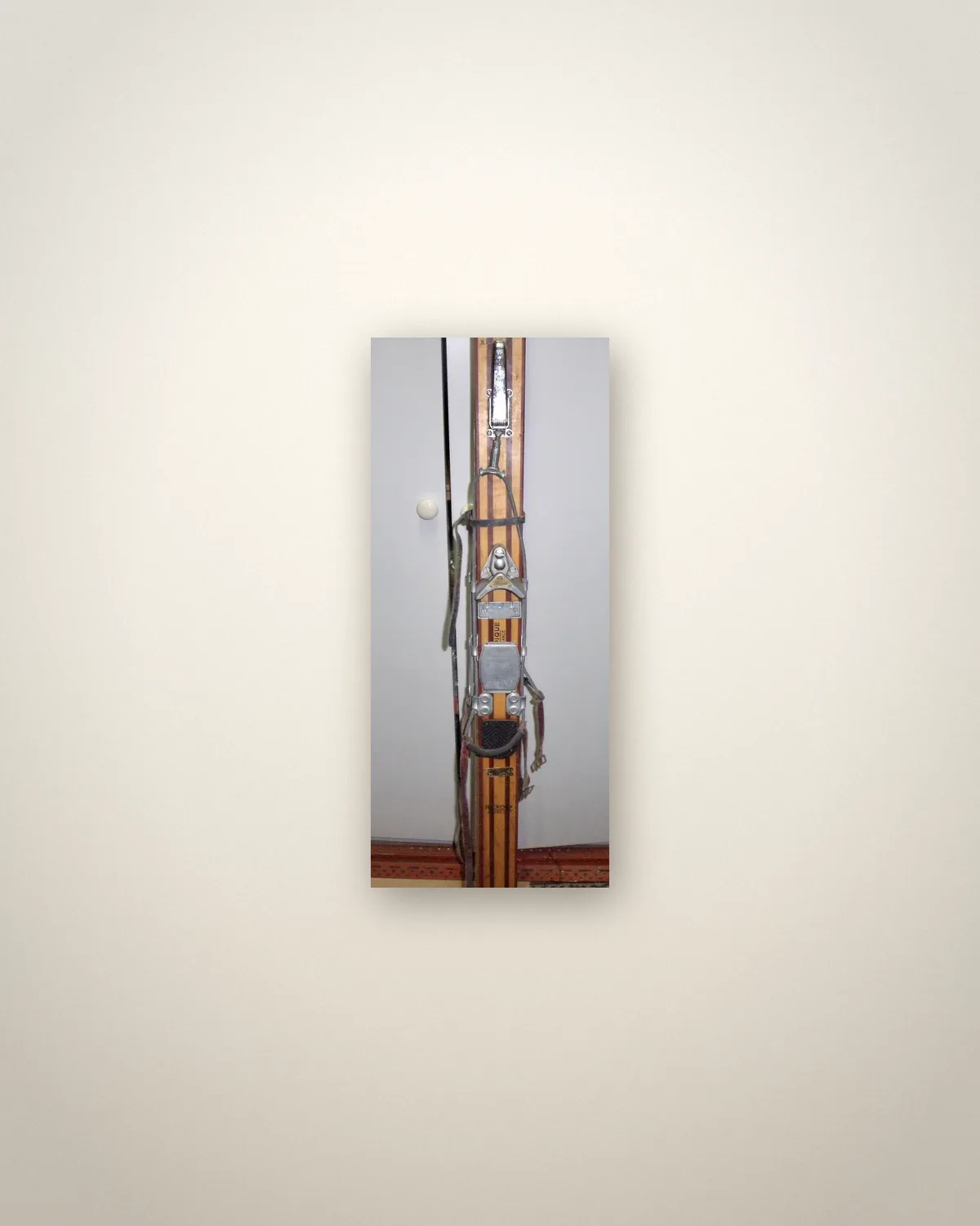 Skis Rossignol en hickory, modèle Émile Allais, vue studio