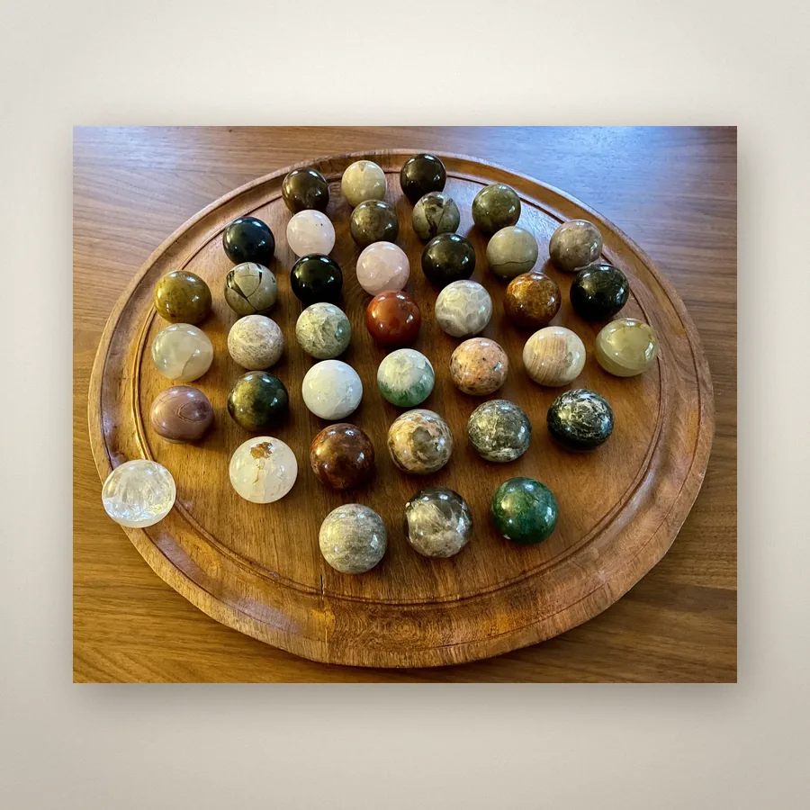 Solitaire en palissandre, 38 boules en pierre, Madagascar, 2021 · D 56 cm, boules 5 cm
