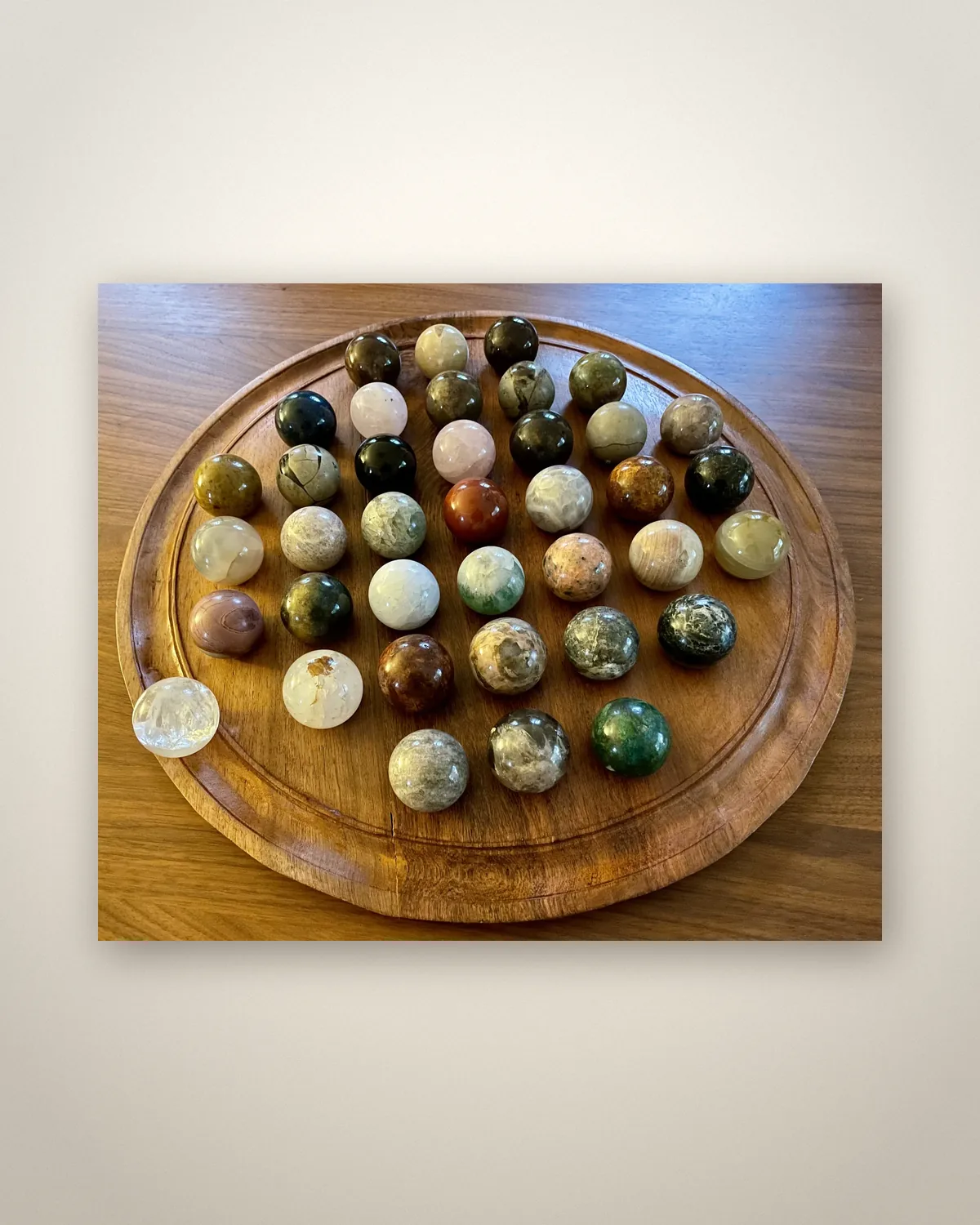Solitaire en palissandre, 38 boules en pierre, vue studio