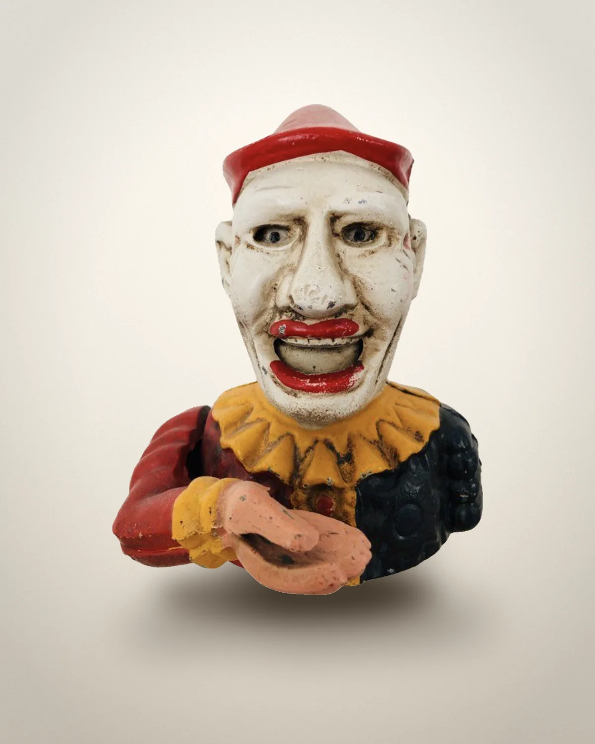 Tirelire clown en fonte, vue studio