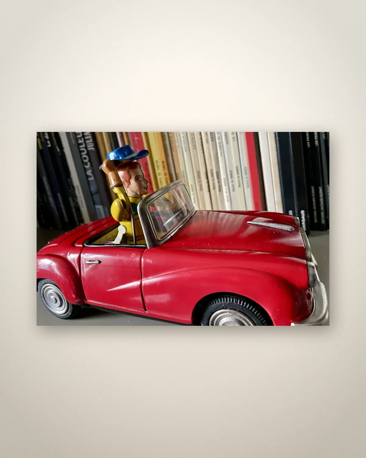 Voiture en tôle de collection, vue studio