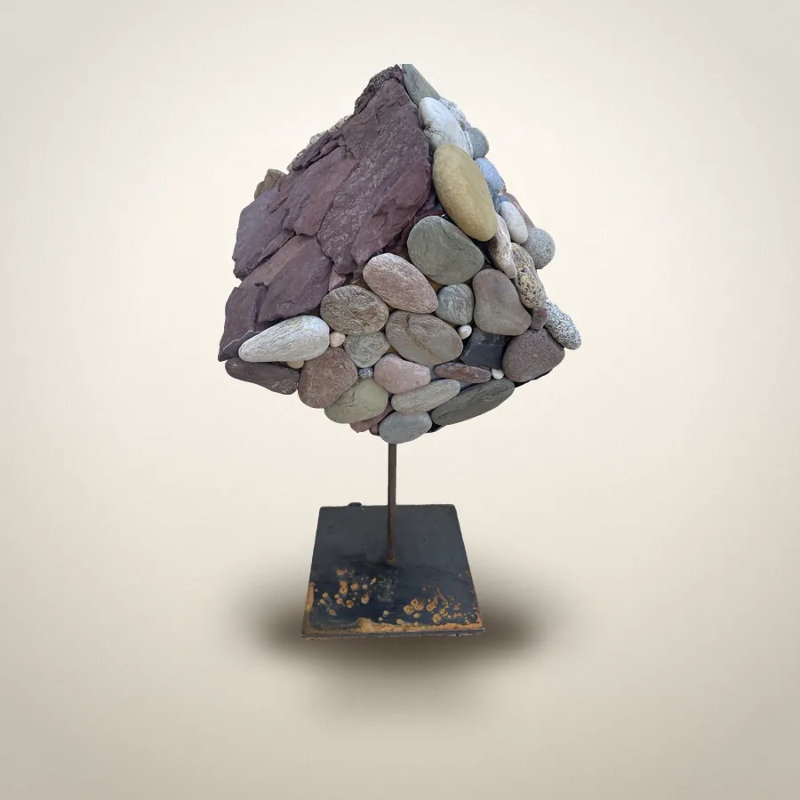 Cube, Galets sur socle métal · H 49 cm