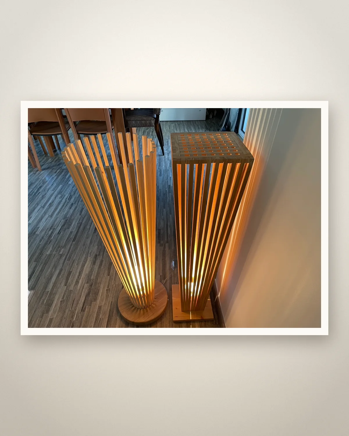 Lampadaires en bois, vue studio
