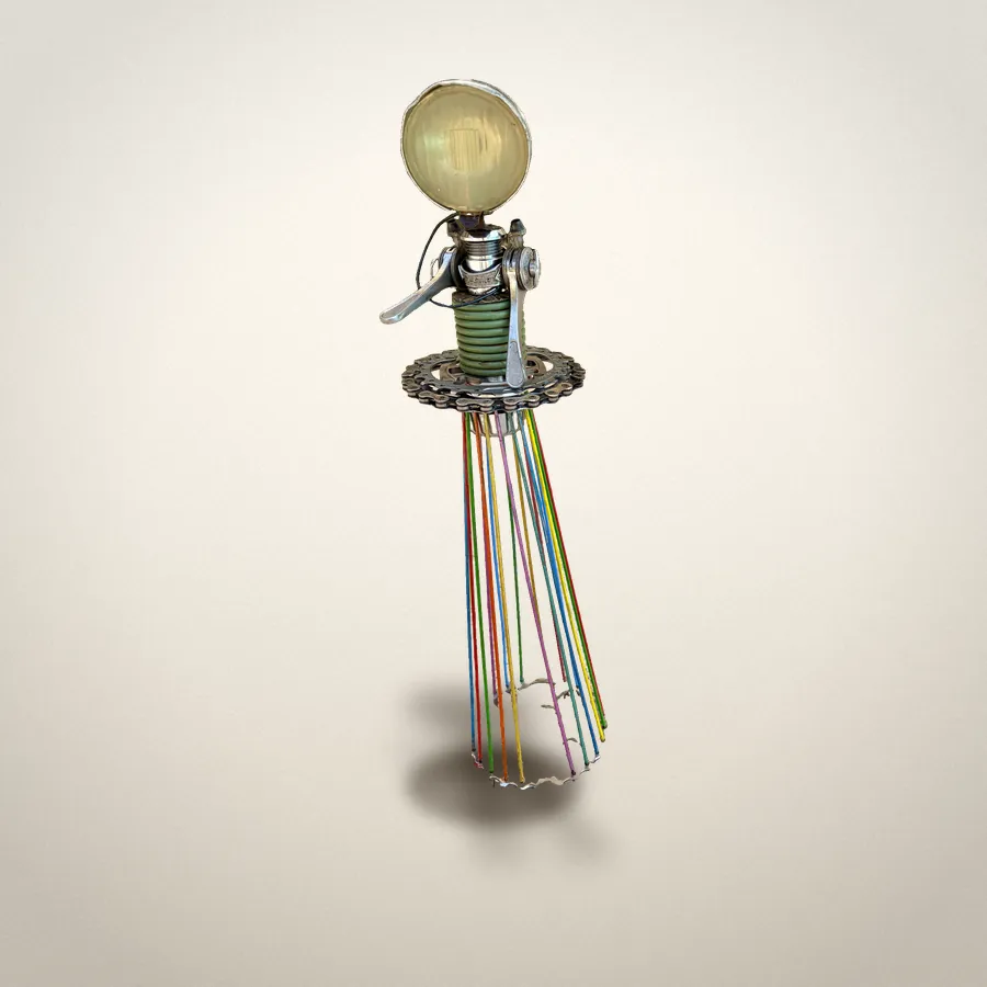 Mille-pattes en mini-jupe, Métal, fils colorés, verre