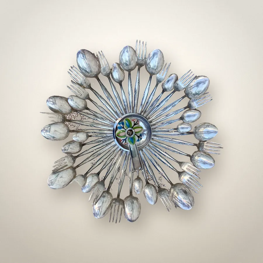La ronde des couverts, Couverts en métal · H 29 cm, L 38 cm