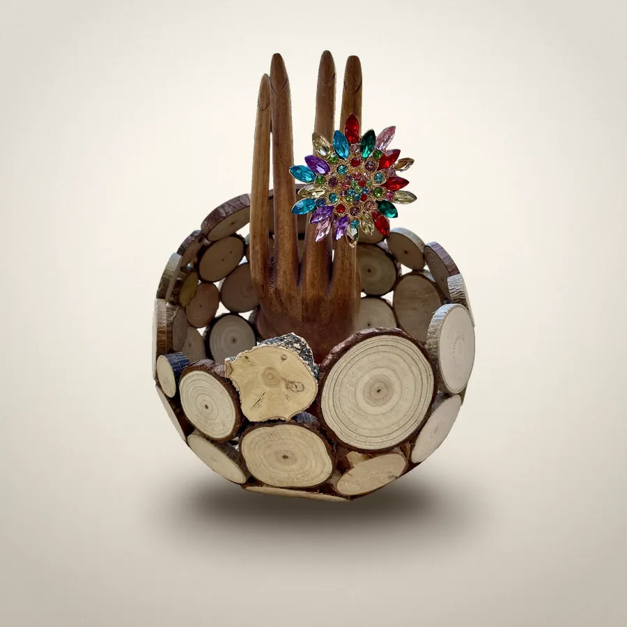 Rondins n°10, porte-bijoux, Rondins de bois, mains en bois · H 26 cm, D 21 cm
